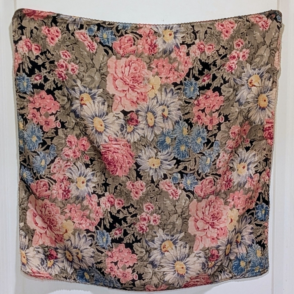 NWOT Beckwoman  21”x21” Black and Pink Floral Ascot Scarf - Picture 2 of 4